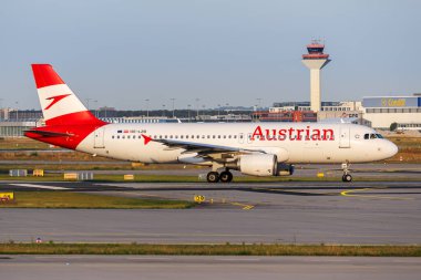 Frankfurt, Almanya - 6 Ağustos 2024: Avusturya Havayolları Airbus A320 uçağı Frankfurt, Almanya.
