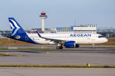 Frankfurt, Almanya - 6 Ağustos 2024: Frankfurt, Almanya 'da Ege Havayolları Airbus A320neo uçağı.