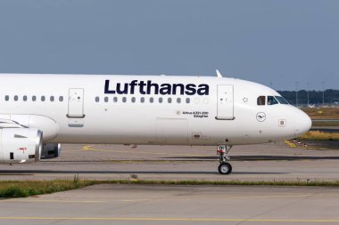 Frankfurt, Almanya - 6 Ağustos 2024: Frankfurt, Almanya 'da Lufthansa Airbus A321 uçağı.