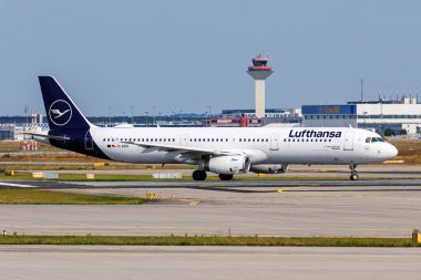 Frankfurt, Almanya - 6 Ağustos 2024: Frankfurt, Almanya 'da Lufthansa Airbus A321 uçağı.