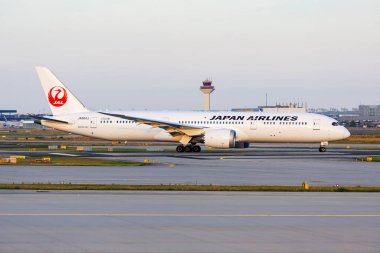 Frankfurt, Almanya - 6 Ağustos 2024: Japon Havayolları Boeing 787-9 Dreamliner uçağı Frankfurt, Almanya.
