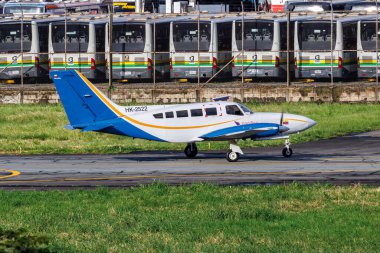 Medellin, Kolombiya - 26 Haziran 2024: Pacifica de Aviacion Cessna 402C uçağı, Medellin, Kolombiya.