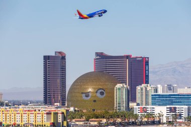 Las Vegas, ABD - 14 Ekim 2024: Southwest Airlines Boeing 737-8 MAX uçağı ve ABD 'deki Las Vegas Havalimanı' ndaki The Sphere.