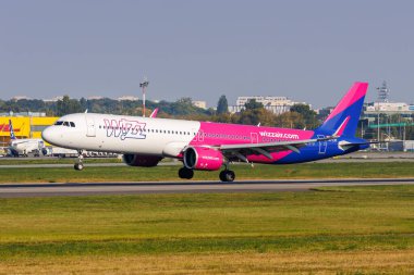 Varşova, Polonya - 20 Eylül 2024: Wizzair Airbus A321 neo uçağı Polonya 'daki Varşova Havaalanı' nda.