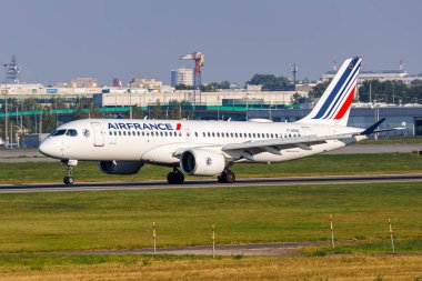 Varşova, Polonya - 20 Eylül 2024: Air France Airbus A220-300 uçağı Polonya 'daki Varşova Havaalanında.