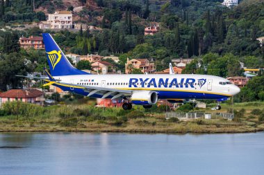 Korfu, Yunanistan - 6 Haziran 2024: Ryanair Boeing 737-8-200 MAX uçağı Yunanistan 'daki Corfu Havaalanında.