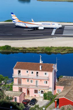 Korfu, Yunanistan - 8 Haziran 2024: SmartWings Boeing 737-800 uçağı Yunanistan 'daki Corfu Havaalanında.