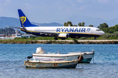 Korfu, Yunanistan - 7 Haziran 2024: Ryanair Boeing 737-800 uçağı Yunanistan 'daki Corfu Havaalanında.