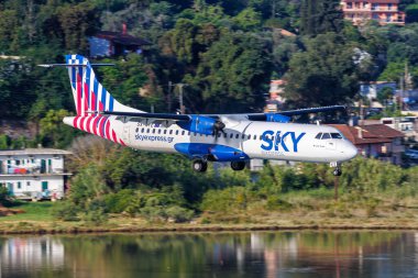 Korfu, Yunanistan - 8 Haziran 2024: Yunanistan 'daki Corfu Havaalanı' nda Sky Express ATR 72-600 uçağı.