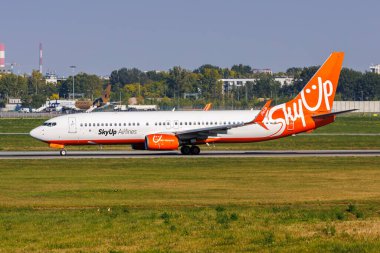 Varşova, Polonya - 20 Eylül 2024: SkyUp Airlines Boeing 737-800 uçağı Polonya 'daki Varşova Havalimanı' nda.