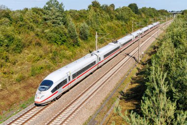 Moeglingen, Almanya - 28 Temmuz 2024: ICE 3 Deutsche Bahn DB yüksek hızlı tren hattı Mannheim-Stuttgart, Almanya.