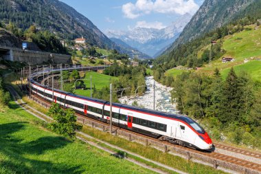 Wassen, İsviçre - 28 Ağustos 2024: İsviçre 'nin Wassen kentindeki Gotthard Alplerinde bulunan Schweizerische Bundesbahnen SBB' li Stadler Giruno yolcu treni.