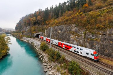 Feldkirch, Avusturya - 30 Ekim 2024: Avusturya Federal Demiryolları S-Bahn Vorarlberg treninin çift seviyeli vagonu Feldkirch, Avusturya.
