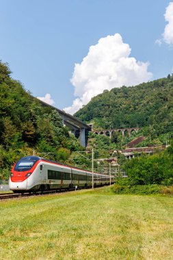 Giornico, İsviçre - 28 Ağustos 2024: Schweizerische Bundesbahnen 'li Stadler Giruno yolcu treni İsviçre' nin Giornico kentindeki Gotthard Alplerinde SBB.