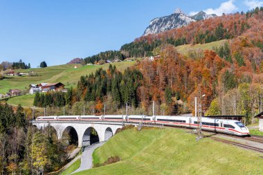 Dalaas, Avusturya - 30 Ekim 2024: Avusturya 'nın Dalaas kentindeki Avusturya Alpleri' nde sonbaharda Arlberg demiryolu hattında bulunan DB Deutsche Bahn 'ın ICE 4 hızlı treni.