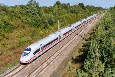 Moeglingen, Almanya - 28 Temmuz 2024: ICE 3 Siemens Velaro D Deutsche Bahn DB yüksek hızlı tren hattı Mannheim-Stuttgart, Almanya.