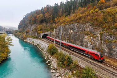 Feldkirch, Avusturya - 30 Ekim 2024: Avusturya Federal Demiryolları 'nın Avusturya Federal Demiryolu Treni Feldkirch, Avusturya.