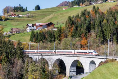 Dalaas, Avusturya - 30 Ekim 2024: Avusturya 'nın Dalaas kentindeki Avusturya Alpleri' nde sonbaharda Arlberg demiryolu hattında bulunan DB Deutsche Bahn 'ın ICE 4 hızlı treni.