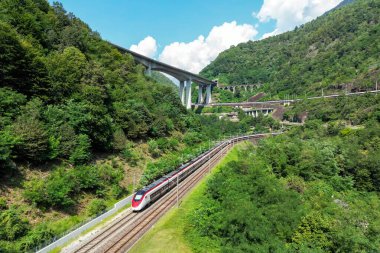 Giornico, İsviçre - 28 Ağustos 2024: İsviçre 'nin Giornico kentindeki İsviçre Alpleri hava manzaralı Gotthard demiryolundaki Schweizerische Bundesbahnen SBB yolcu treni tipi Stadler Giruno.