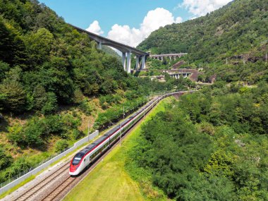 Giornico, İsviçre - 28 Ağustos 2024: İsviçre 'nin Giornico kentindeki İsviçre Alpleri hava manzaralı Gotthard demiryolundaki Schweizerische Bundesbahnen SBB yolcu treni tipi Stadler Giruno.