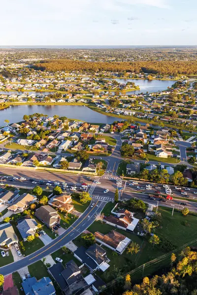 Florida Buenaventura Lakes, Orlando, ABD 'deki yeni modern mahalle gayrimenkul binalarının hava görüntüsü.