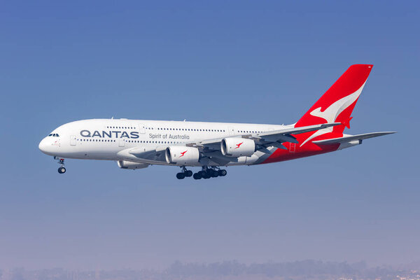 Лос-Анджелес, США - 9 октября 2024 года: Самолет Qantas Airbus A380-800 в международном аэропорту Лос-Анджелеса в США.
