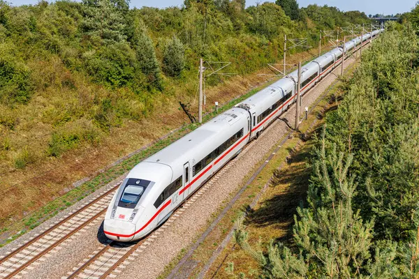 Moeglingen, Almanya - 28 Temmuz 2024: ICE 4 Deutsche Bahn DB yüksek hızlı tren hattı Mannheim-Stuttgart, Almanya.