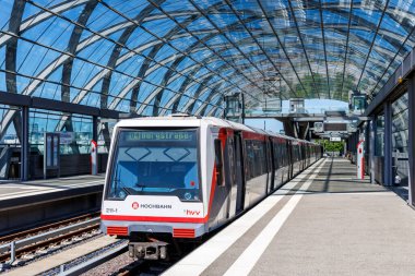 Hamburg, Almanya - 12 Ağustos 2024: Hochbahn Hamburg Metro hattı U4, Hamburg, Deutschland Elbbrucken İstasyonu.