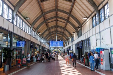 Lubeck, Almanya - 13 Ağustos 2024: Lubeck, Almanya 'daki Hauptbahnhof Hbf ana tren istasyonu.