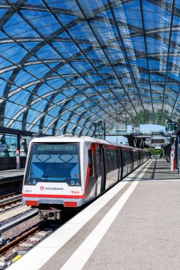 Hamburg, Almanya - 12 Ağustos 2024: Hochbahn Hamburg Metro Tren Hattı U4 Portre Formatı Hamburg, Deutschland Elbbrucken İstasyonu.