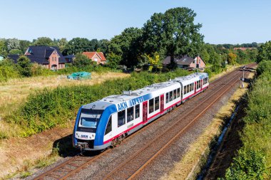 Henstedt-Ulzburg, Almanya - 12 Ağustos 2024: Alstom Coradia LINT 54 bölgesel treni AKN tarafından Henstedt-Ulzburg, Almanya.