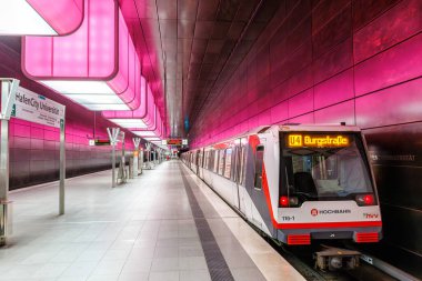 Hamburg, Almanya - 13 Ağustos 2024: Hochbahn Hamburg Metro U-Bahn, Hafencity Üniversitesi, Hamburg, Deutschland.