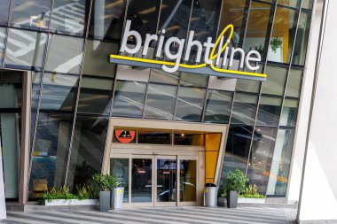 Miami, ABD - 19 Ekim 2024: Miami, ABD 'deki Miami İstasyonu' nda Brightline demiryolu logosu.