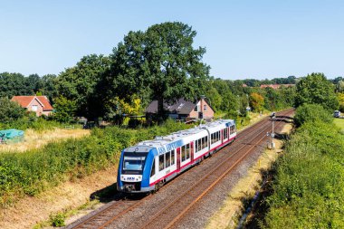 Henstedt-Ulzburg, Almanya - 12 Ağustos 2024: Alstom Coradia LINT 54 bölgesel treni AKN tarafından Henstedt-Ulzburg, Almanya.