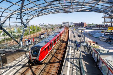 Hamburg, Almanya - 13 Ağustos 2024 Deutsche Bahn tren istasyonu Elbbrucken toplu taşımacılık Almanya 'nın Hamburg kentinde.