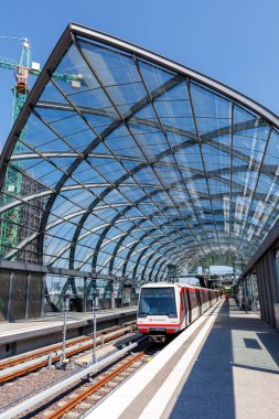 Hamburg, Almanya - 13 Ağustos 2024: Hochbahn Hamburg Metro hattı U4, Hamburg, Deutschland 'da Elbbrucken İstasyon Portre Biçimi.