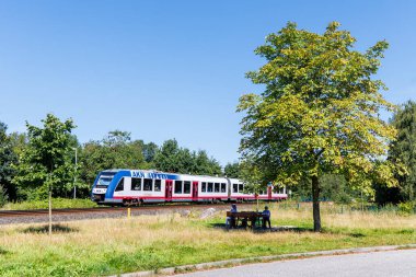 Henstedt-Ulzburg, Almanya - 12 Ağustos 2024: Alstom Coradia LINT 54 bölgesel treni AKN tarafından Henstedt-Ulzburg, Almanya.