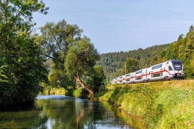 Sulz, Almanya - 23 Ağustos 2024: Almanya 'nın Sulz kentindeki Gaeubahn demiryolu hattında Stadler KISS' den Deutsche Bahn DB 'nin IC2 treni.