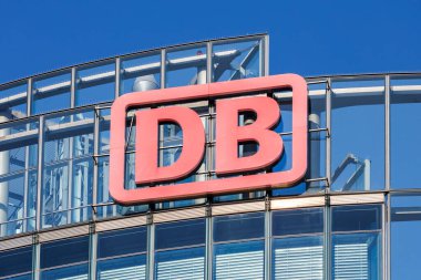 Berlin, Almanya - 22 Eylül 2024: Berlin 'deki Potsdamer Platz' da Bahntower 'da DB Deutsche Bahn Alman Demiryolu Logosu.