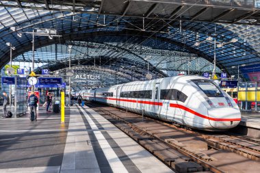 Berlin, Almanya - 22 Eylül 2024: ICE 4 yüksek hızlı tren Berlin, Almanya 'daki ana tren istasyonunda.