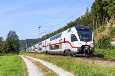 Sulz, Almanya - 23 Ağustos 2024: Almanya 'nın Sulz kentindeki Gaeubahn demiryolu hattında Stadler KISS' den Deutsche Bahn DB 'nin IC2 treni.