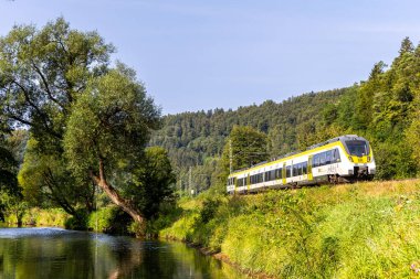 Sulz, Almanya - 23 Ağustos 2024: Almanya 'nın Sulz kentindeki Gaeubahn demiryolu hattında Deutsche Bahn DB Regio tipi Bombardıman Yeteneği 2 treni.