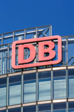Berlin, Almanya - 22 Eylül 2024: Berlin, Almanya 'da Potsdamer Platz portresi formatında Bahntower' da DB Deutsche Bahn Alman Demiryolu logosu.