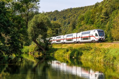 Sulz, Almanya - 23 Ağustos 2024: Almanya 'nın Sulz kentindeki Gaeubahn demiryolu hattında Stadler KISS' den Deutsche Bahn DB 'nin IC2 treni.