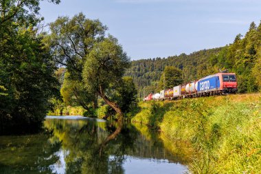Sulz, Almanya - 23 Ağustos 2024: Schweizerische Bundesbahnen SBB Kargo treni Almanya 'nın Sulz kentindeki Gaeubahn tren hattında.