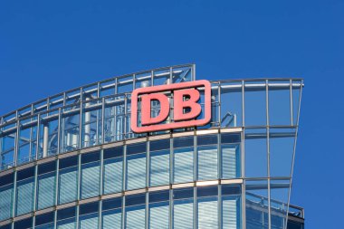 Berlin, Almanya - 22 Eylül 2024: Berlin 'deki Potsdamer Platz' da Bahntower 'da DB Deutsche Bahn Alman Demiryolu Logosu.