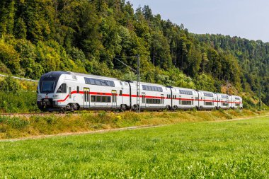 Sulz, Almanya - 23 Ağustos 2024: Almanya 'nın Sulz kentindeki Gaeubahn demiryolu hattında Stadler KISS' den Deutsche Bahn DB 'nin IC2 treni.