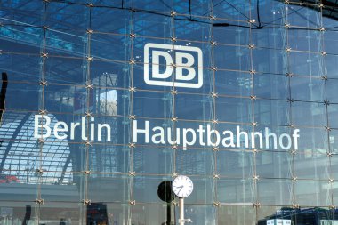 Berlin, Almanya - 22 Eylül 2024: Berlin Hauptbahnhof Deutsche Bahn DB merkez istasyonu, Almanya.