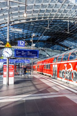 Berlin, Almanya - 22 Eylül 2024: Deutsche Bahn DB Regio 'nun bölgesel treni Berlin, Almanya' da ana tren istasyonu portresi formatında.