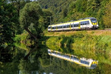 Sulz, Almanya - 23 Ağustos 2024: Almanya 'nın Sulz kentindeki Gaeubahn demiryolu hattında Deutsche Bahn DB Regio tipi Bombardıman Yeteneği 2 treni.